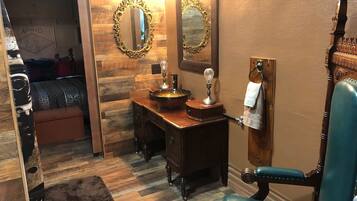 1 bedroom, desk, iron/ironing board, WiFi