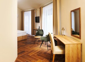 Minibar, bureau, espace de travail pour ordinateur portable