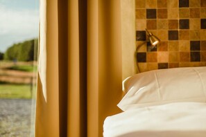 Minibar, desk, laptop workspace, blackout curtains - Hotel Dymník (Rumburk)