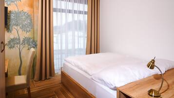 Studiosuite | Minibar, skrivebord, skrivebord for bærbar PC og blendingsgardiner