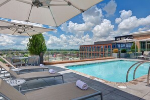 Seasonal outdoor pool, pool umbrellas, pool loungers - Hampton Inn & Suites Nashville Downtown Capitol View (Nashville)