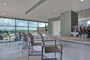 Rooftop bar, pool views, open daily - Hampton Inn & Suites Nashville Downtown Capitol View (Nashville)
