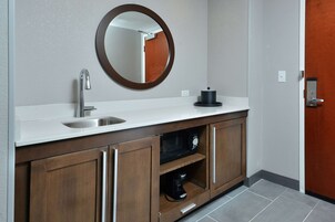 Suite, 1 kingsize-seng, tilgjengelighetstilpasset, kjøleskap og mikrobølgeovn | Minibar