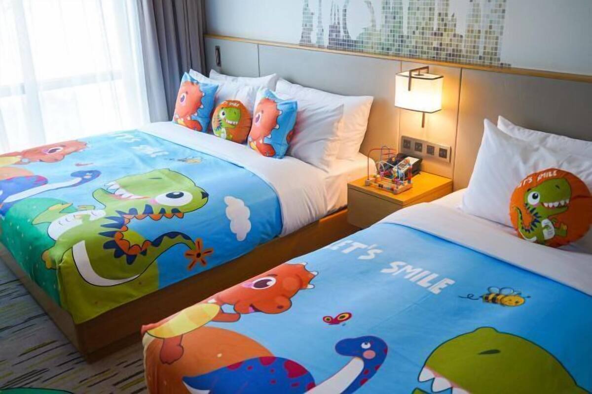 1 slaapkamer, donsdekens, een kluis op de kamer, een bureau