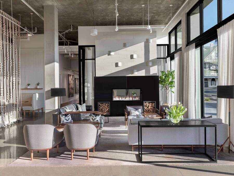 Un salon moderne avec une cheminée, des canapés et une table à manger.