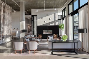 Área de estar no saguão