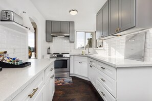 Fridge, microwave, oven, stovetop - Two bedroom bungalow off Lake Washington in Lower Kennydale (Renton)