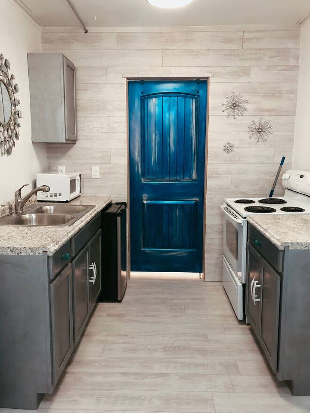 Mikrowelle, Ofen, Herdplatte, Wasserkocher mit Kaffee-/Teezubehör