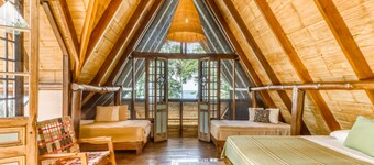 Tropical Beachfront Hacienda w/ lanai - steps from Pacific beach
