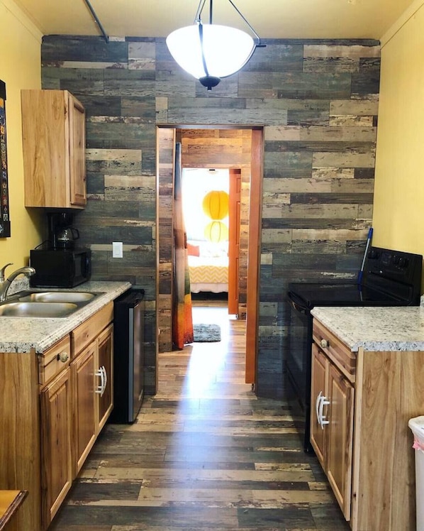 冷蔵庫、電子レンジ、オーブン、コンロ