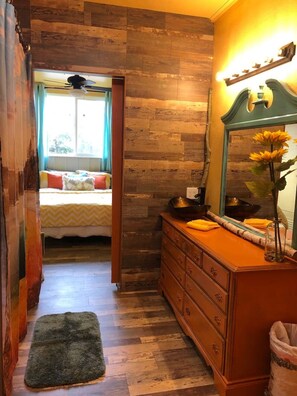 1 dormitorio, escritorio, tabla de planchar con plancha y wifi