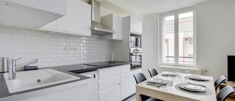 ثلاجة، ميكروويف، فرن، موقد طهي مسطح