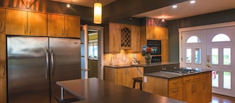 Beach Paradise! Unmatchable Sunsets, Hot Tub, Luxurious Ocean View, A/C, & more!