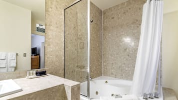 Đồ dùng nhà tắm miễn phí, máy sấy tóc, áo choàng tắm, khăn tắm