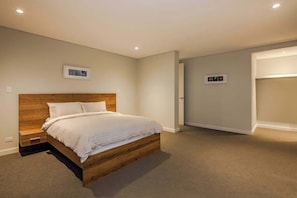 4 bedrooms, iron/ironing board, WiFi