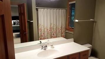 Ensemble douche/baignoire, sĂšche-cheveux, serviettes fournies, savon