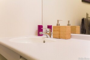 Combined shower/tub, towels - Chic apart with bar in Paris (Saint-Denis)