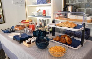 Café da manhã com buffet grátis todos os dias