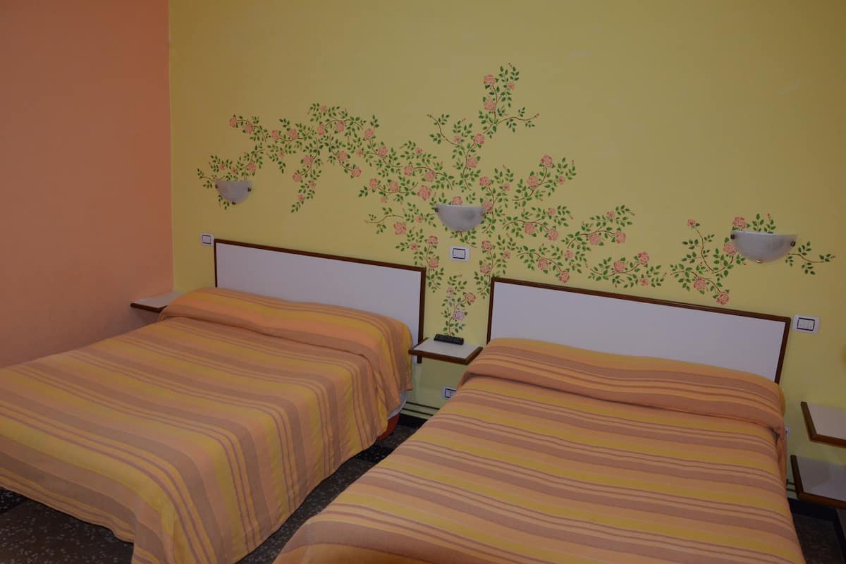 Standard Quadruple Room | Desk, free WiFi, bed sheets