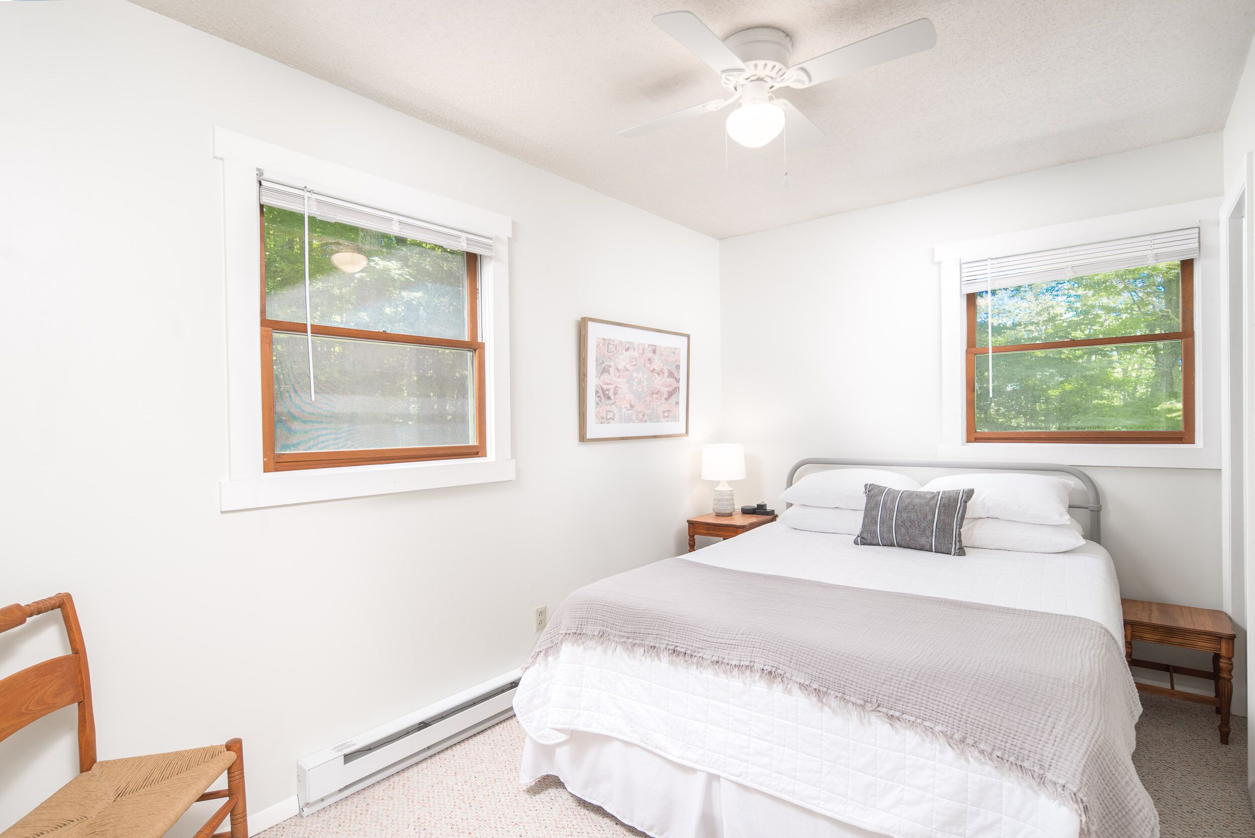 Peaceful ridge-top cottage, large yard, fire pit, 5 min to Sugar Ski Lodge