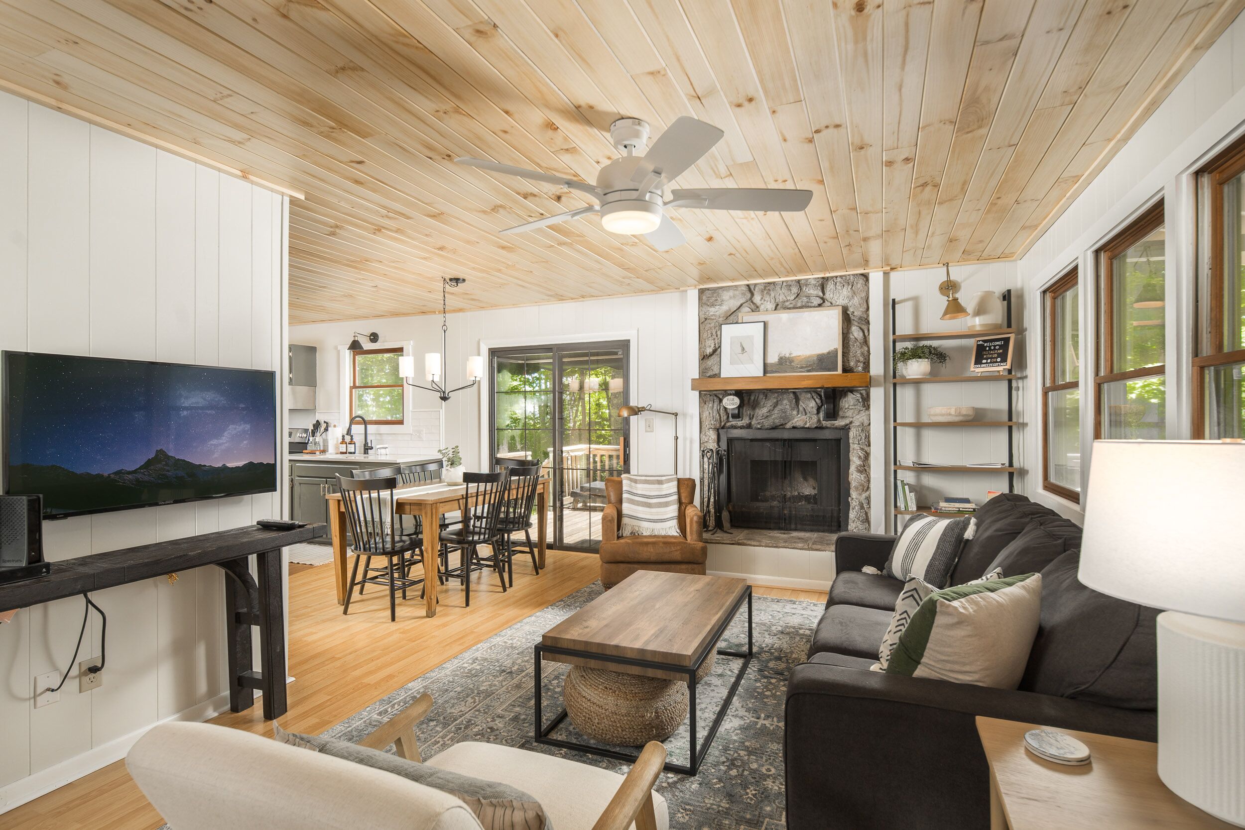 Peaceful ridge-top cottage, large yard, fire pit, 5 min to Sugar Ski Lodge