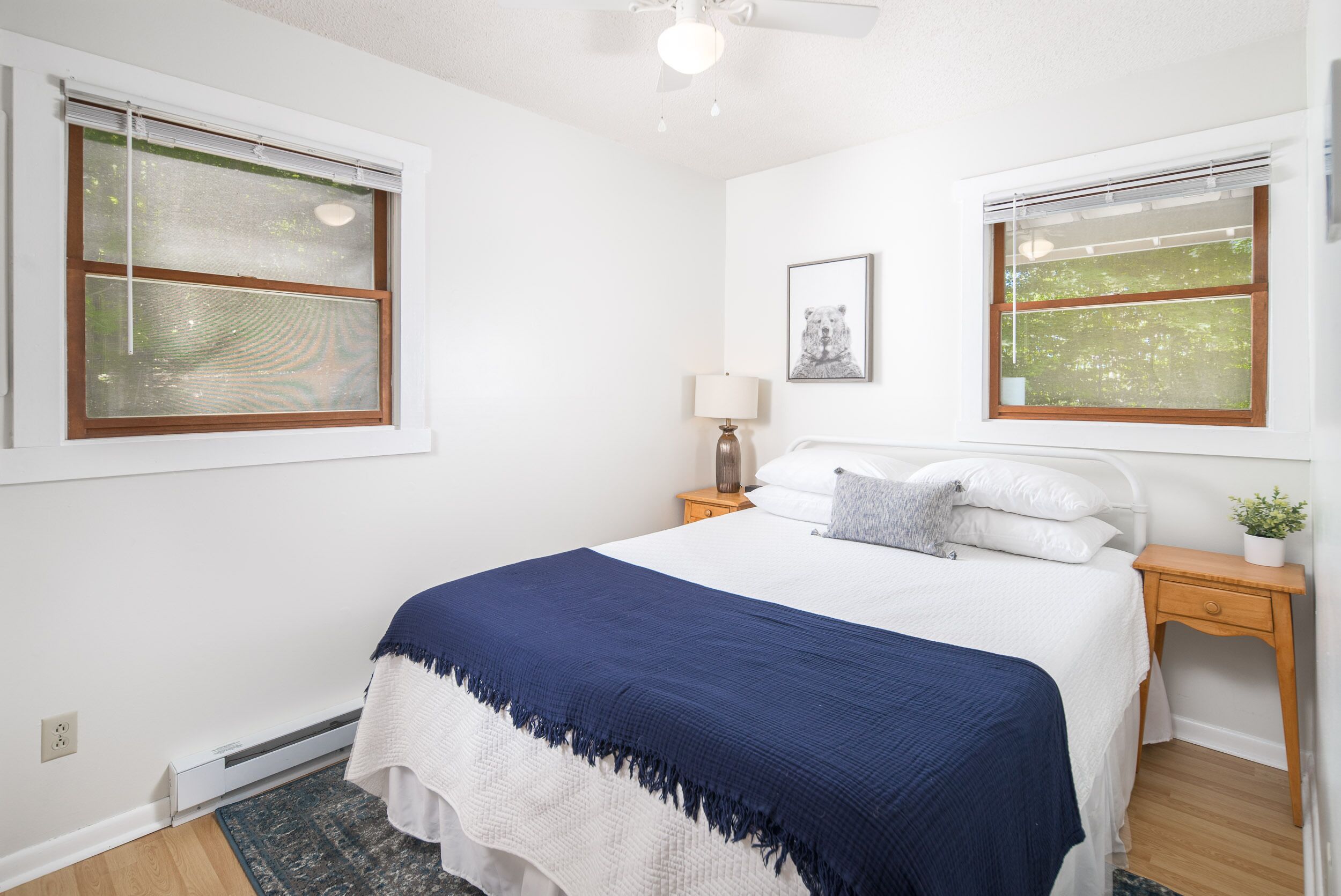 Peaceful ridge-top cottage, large yard, fire pit, 5 min to Sugar Ski Lodge