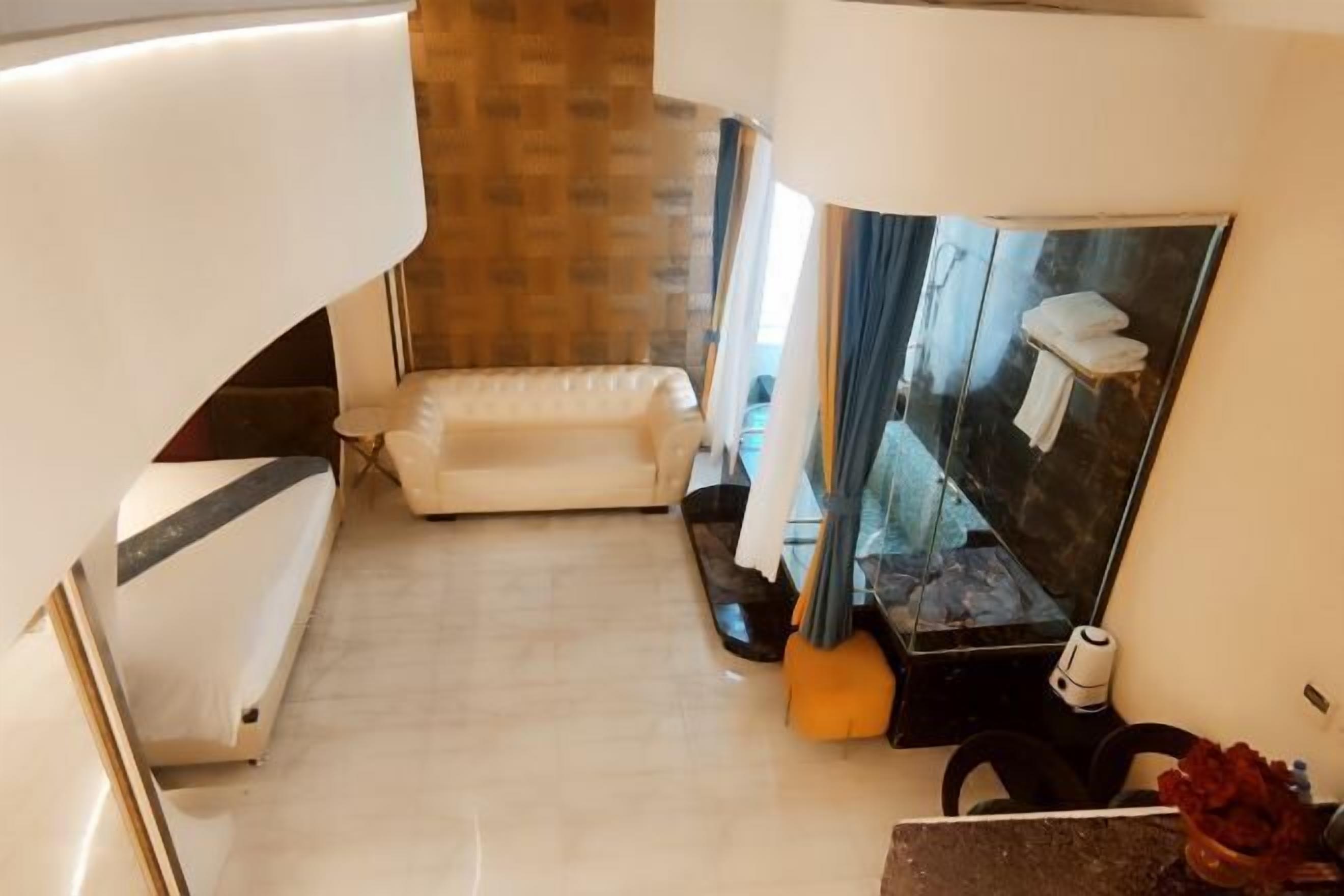 Un baño moderno con una bañera blanca, un espejo y un perchero para toallas.