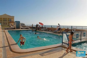 Outdoor pool - Praia Azul Hotel Apartamento (Torres Vedras)
