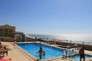 Una piscina al aire libre