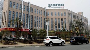 A multi-story building with a sign indicating it is a hotel. There are cars parked in front, and the building has a modern architectural style with a flat roof and rectangular windows. - Greentree Inn Suzhou Park Donghuan Road Shell Hote (Suzhou)