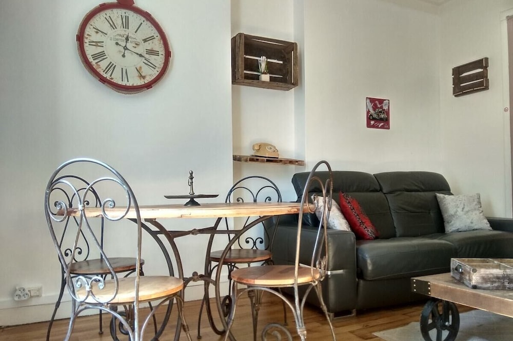 Chic apart with parking near Paris