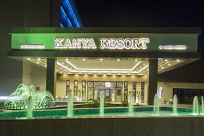 L’extérieur du Kahya Resort se distingue par son entrée imposante, son enseigne lumineuse et sa fontaine décorative.