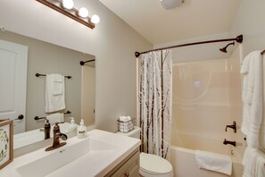 Kostenlose Toilettenartikel, Haartrockner, Handtücher