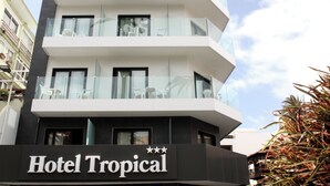 Un moderno edificio de hotel con un letrero que dice "Hotel Tropical".