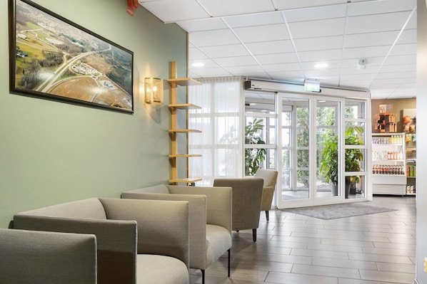 A reception area with a waiting area, a large window, and a view of the outside. - Best Western Hotell Vidostern (Varnamo)