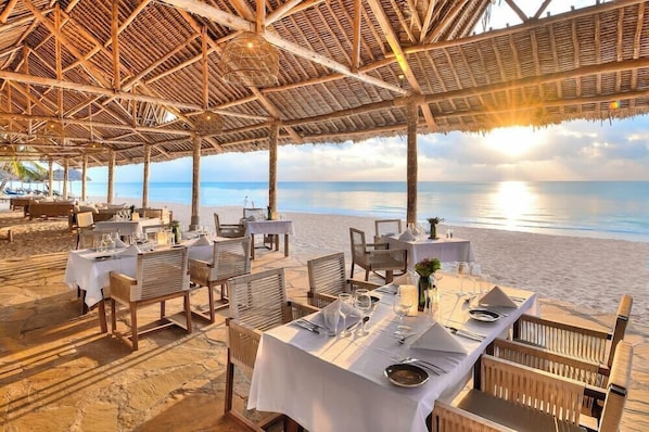 Outdoor dining - Diamonds Leisure Beach and Golf Resort (Diani Beach)