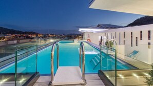 A rooftop pool with glass railings, a clear view of the cityscape, and a modern architectural design. - Diana Hotel Zakynthos (Zakynthos)