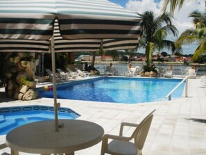 Una piscina al aire libre