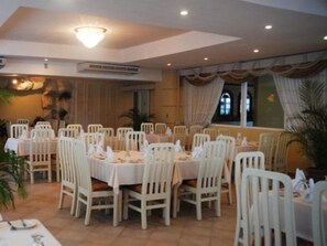 Dining - Peten Esplendido (Flores)