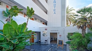 A modern building with a reception area, including a sign that reads "DOROTEA" and a sign indicating "RECEPCIÓN". - TC Apartamentos Dorotea (San Bartolomé de Tirajana)