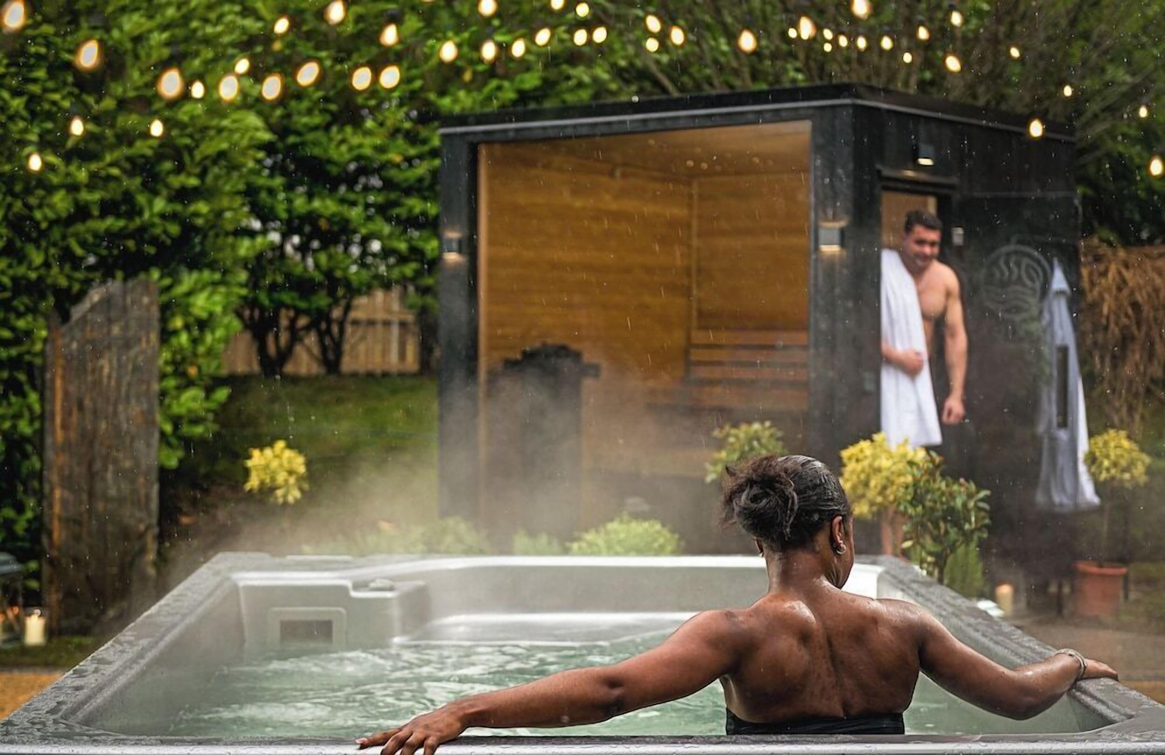Outdoor spa tub