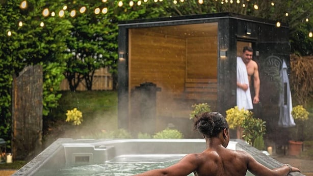 Outdoor spa tub - Carlton Hotel Blanchardstown (Dublin)