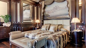 A luxurious bedroom with a large bed, a sofa, and a painting of a landscape on the wall. - Splendid (Baveno)