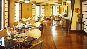 Ein traditionelles japanisches Restaurant mit Holzböden, Sitzgelegenheiten auf Tatami-Matten und niedrigen Tischen.