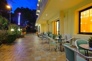 Outdoor dining - Vannucci Hotel (Rimini)