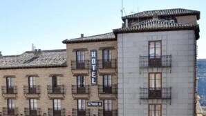 A hotel with multiple floors, balconies, and a sign indicating it is a hotel. - Sercotel Alfonso Vi (Toledo)