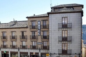 A hotel with multiple floors, balconies, and a sign indicating it is a hotel. - Sercotel Alfonso Vi (Toledo)