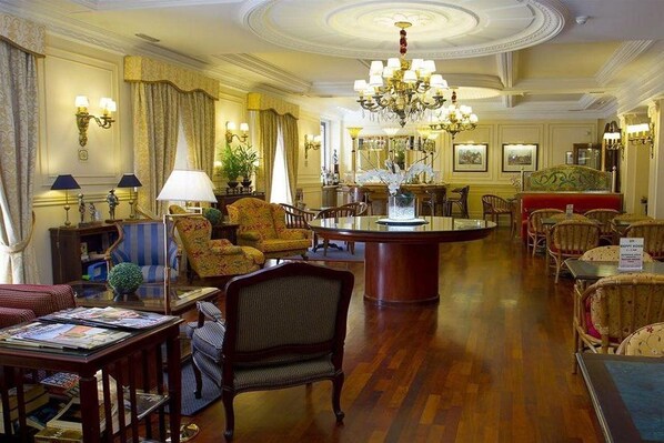 A spacious hotel lobby with a grand chandelier, comfortable seating areas, and a central coffee table. - Chic&basic Dot Hotel (Madrid)