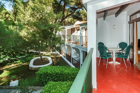 Outdoor dining. Sol Parc Apartments