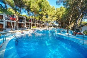 Outdoor pool - Sol Parc Apartments (Mercadal)